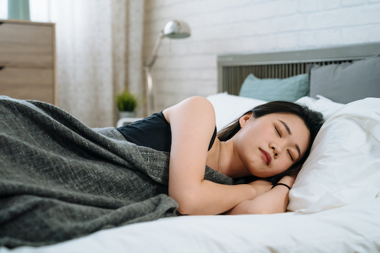 Woman_Sleeping_on_Side_in_Bed