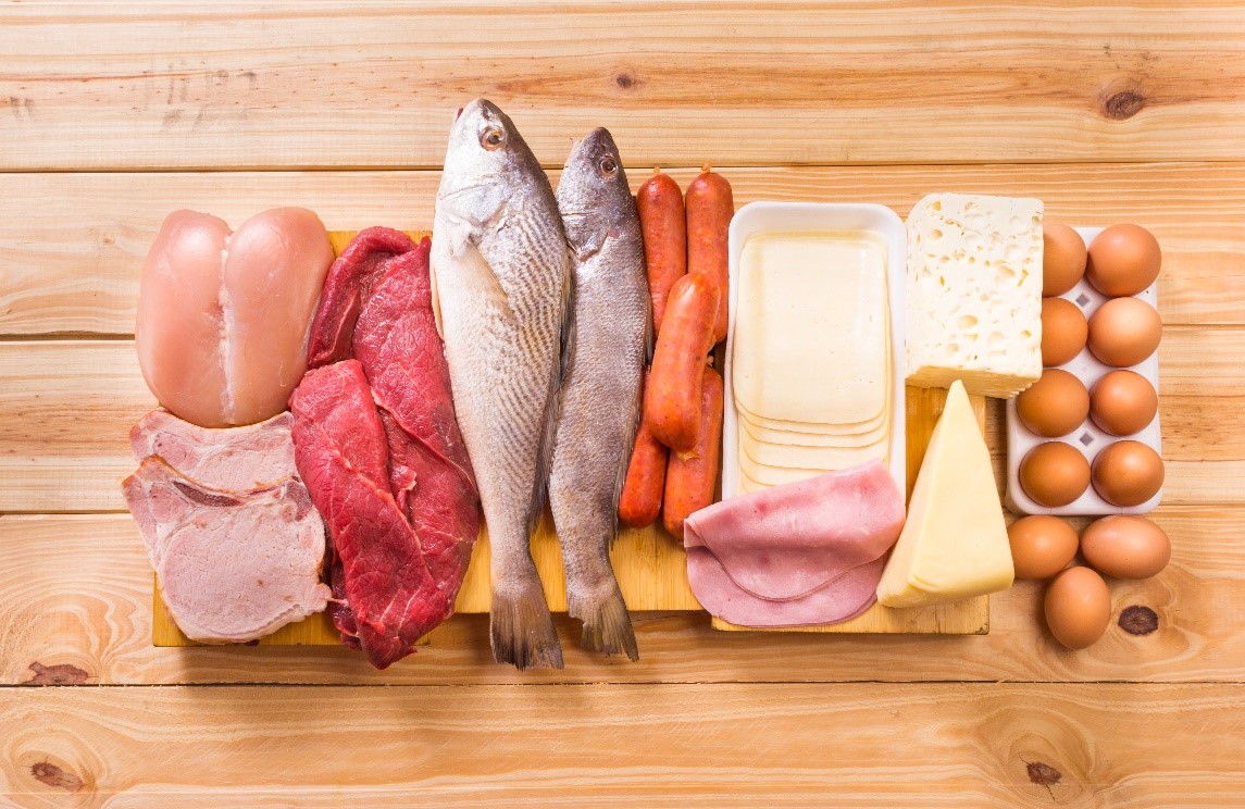 Une planche avec de la viande et du poisson dessus

Description générée automatiquement