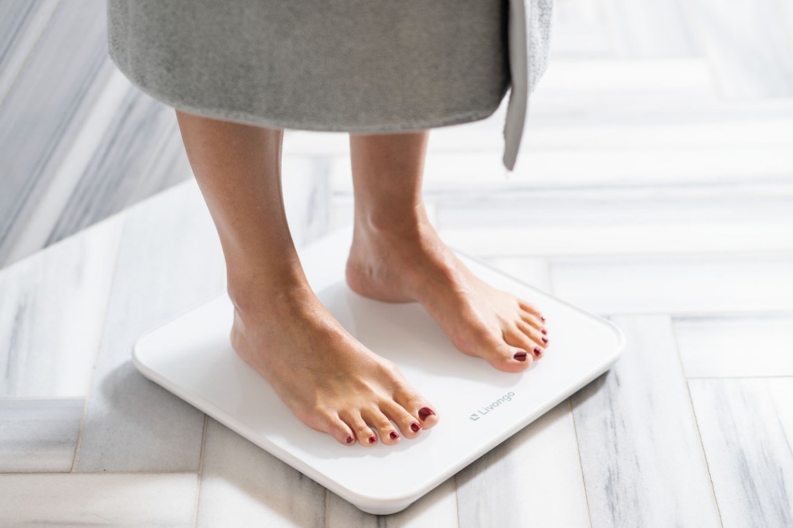 Une personne debout sur une balance

Description générée automatiquement