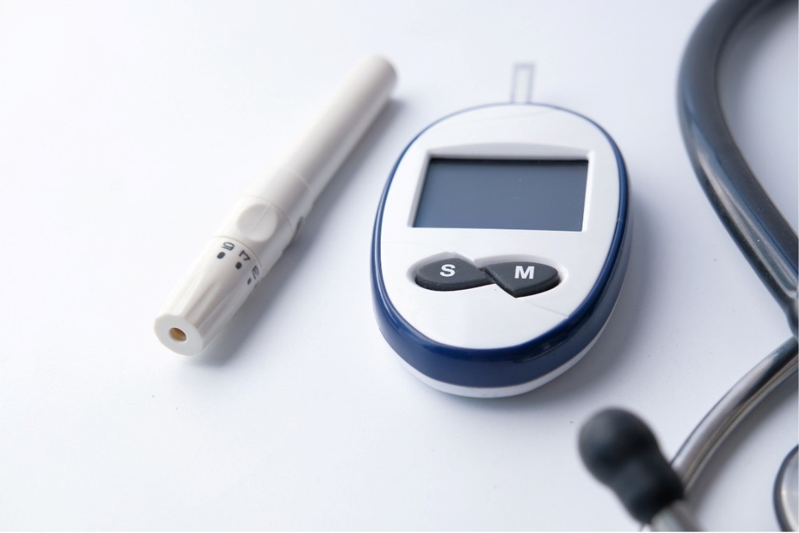 Gros plan d'un lecteur de glycémie

 Description générée automatiquement