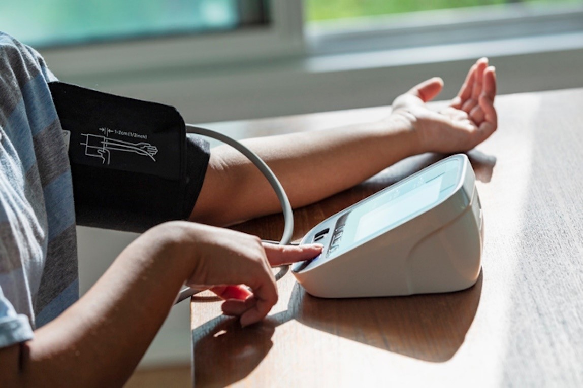 A person measuring blood pressure

Description automatically generated